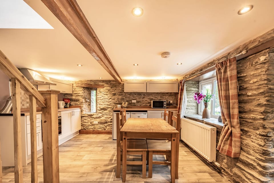 Cottage | Private kitchen | Dishwasher, cookware/dishes/utensils