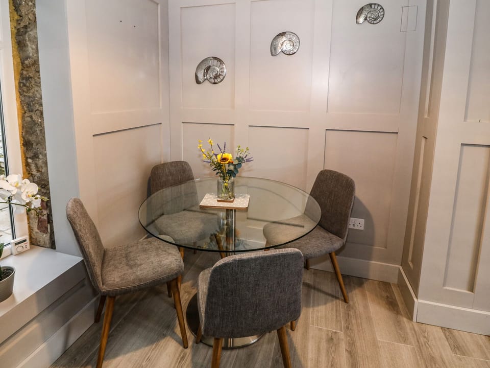 Cottage | Private kitchen | Fridge, electric kettle, toaster, cookware/dishes/utensils