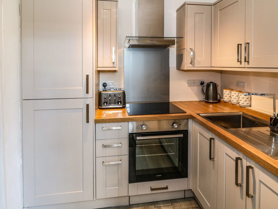 Cottage | Private kitchen | Fridge, electric kettle, toaster, cookware/dishes/utensils