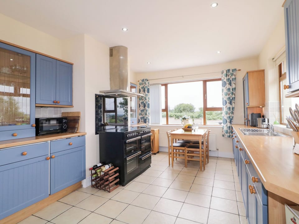 Cottage | Private kitchen | Dishwasher, electric kettle, toaster, cookware/dishes/utensils