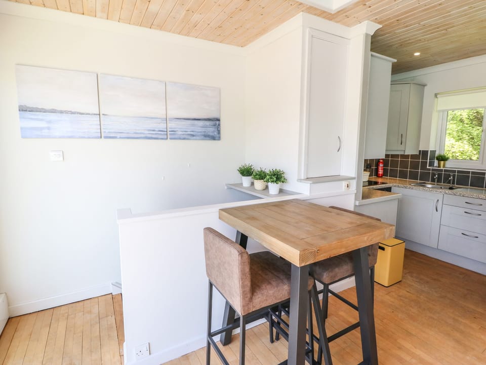 Cottage | Private kitchen | Fridge, electric kettle, toaster, cookware/dishes/utensils