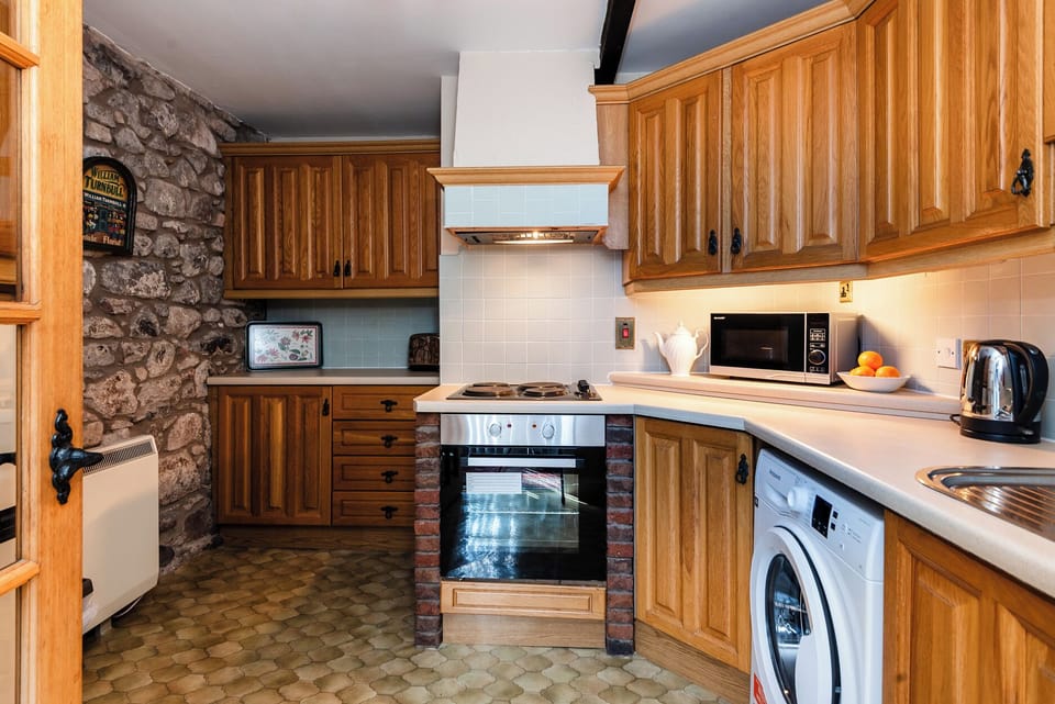 Cottage | Private kitchen | Fridge, microwave, cookware/dishes/utensils