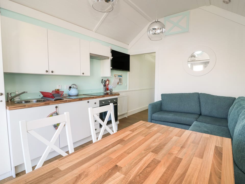 Cottage | Private kitchen | Fridge, electric kettle, toaster, cookware/dishes/utensils