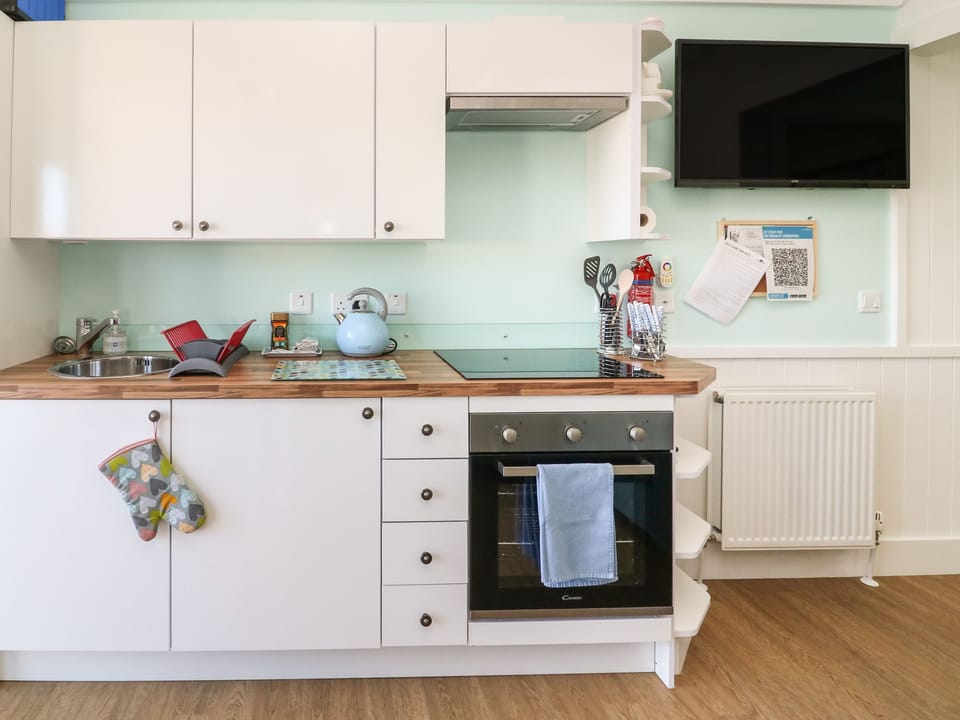 Cottage | Private kitchen | Fridge, electric kettle, toaster, cookware/dishes/utensils