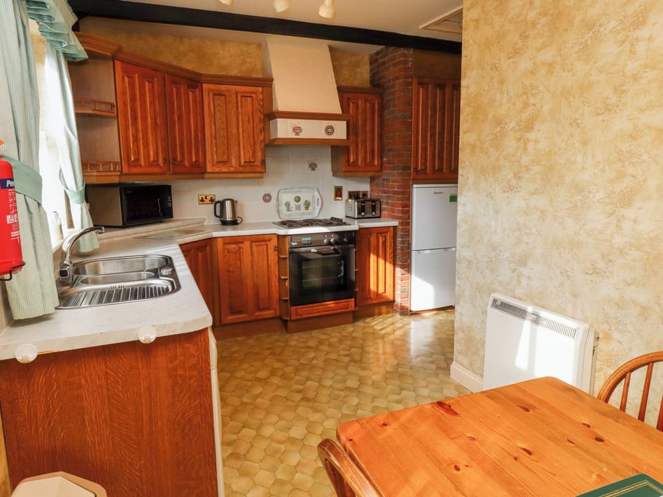 Cottage | Private kitchen | Fridge, microwave, electric kettle, toaster