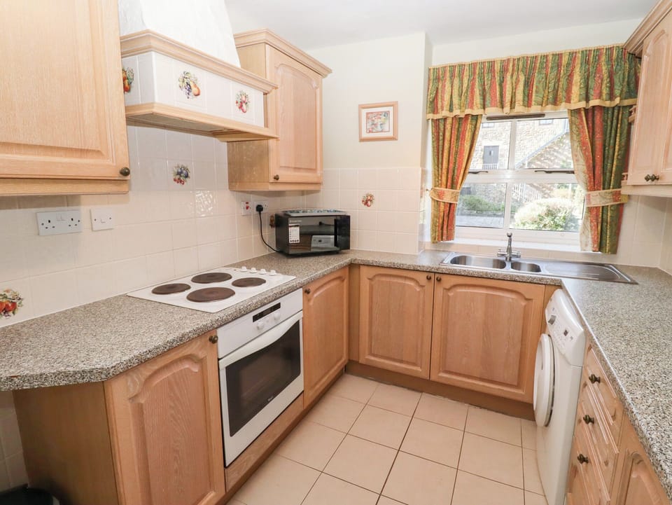 Cottage | Private kitchen | Fridge, microwave, cookware/dishes/utensils