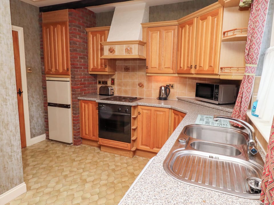 Cottage | Private kitchen | Fridge, electric kettle, cookware/dishes/utensils