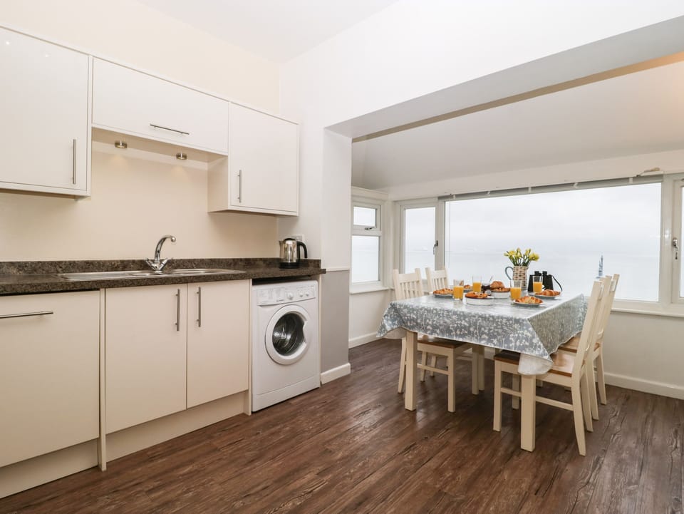 Cottage | Private kitchen | Fridge, microwave, dishwasher, electric kettle