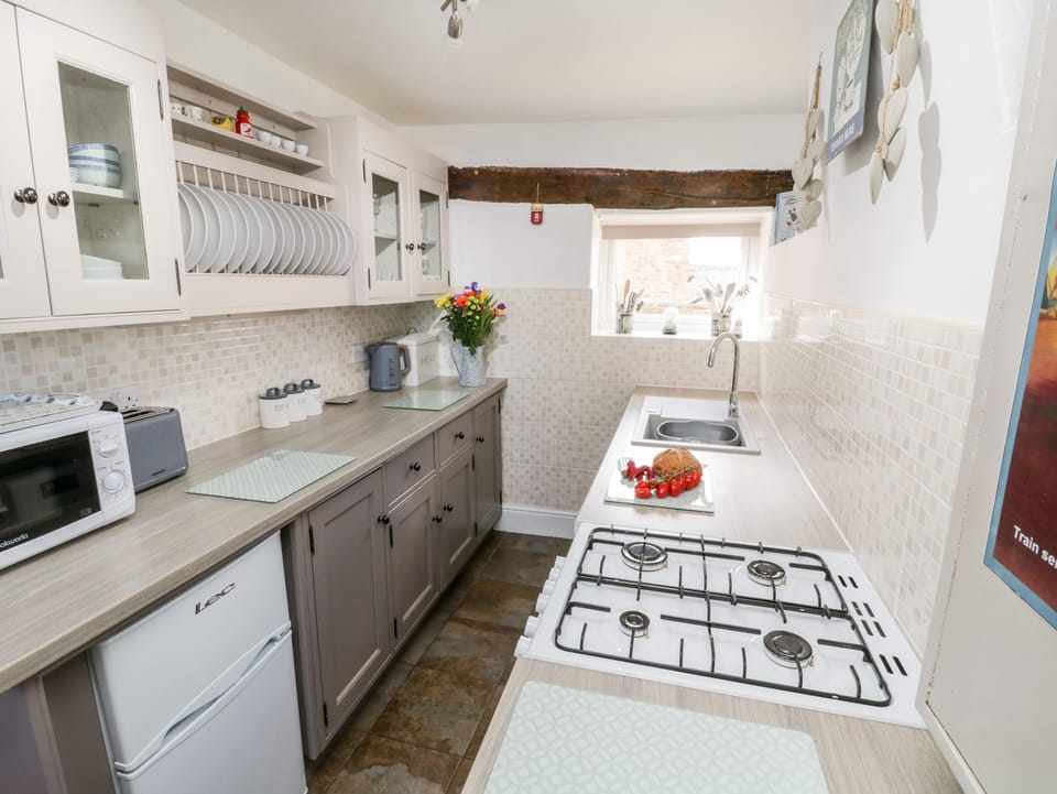 Cottage | Private kitchen | Fridge, microwave, dishwasher, electric kettle