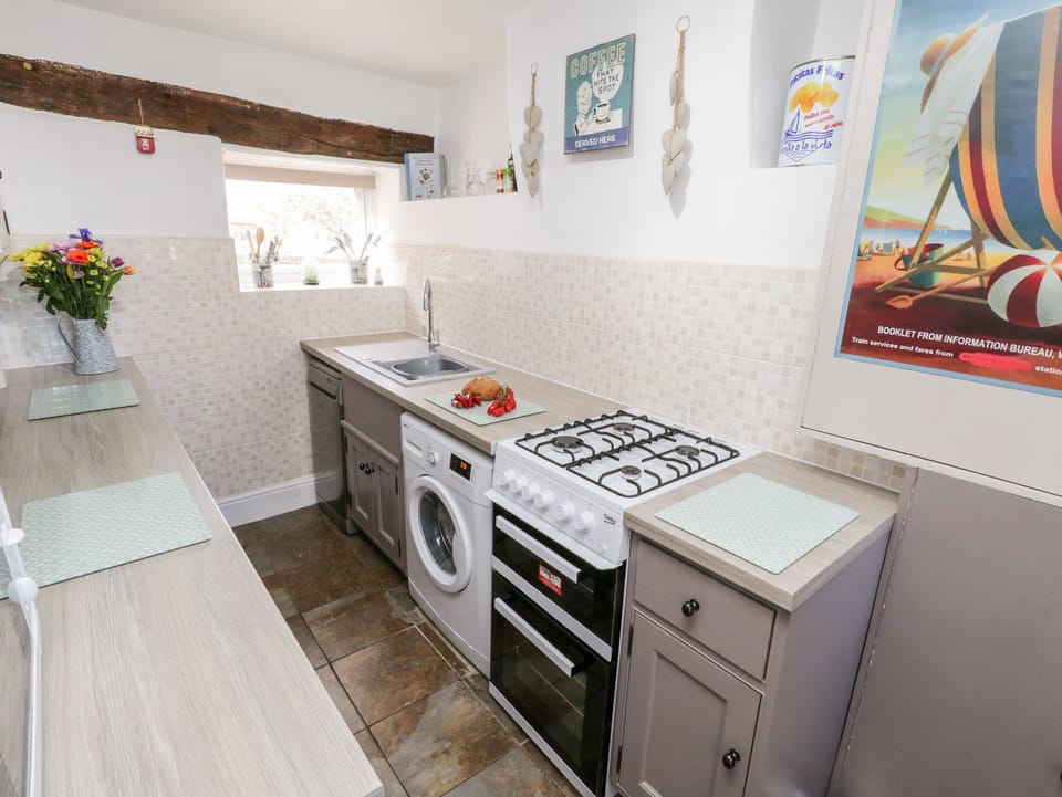 Cottage | Private kitchen | Fridge, microwave, dishwasher, electric kettle