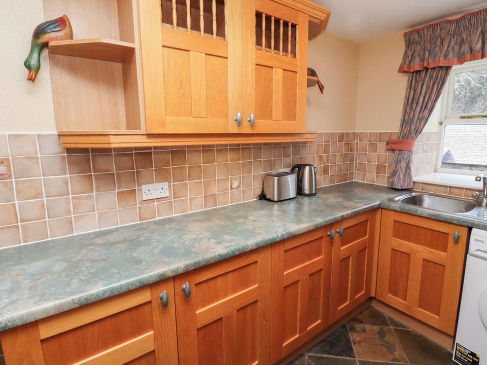 Cottage | Private kitchen | Fridge, microwave, electric kettle, toaster