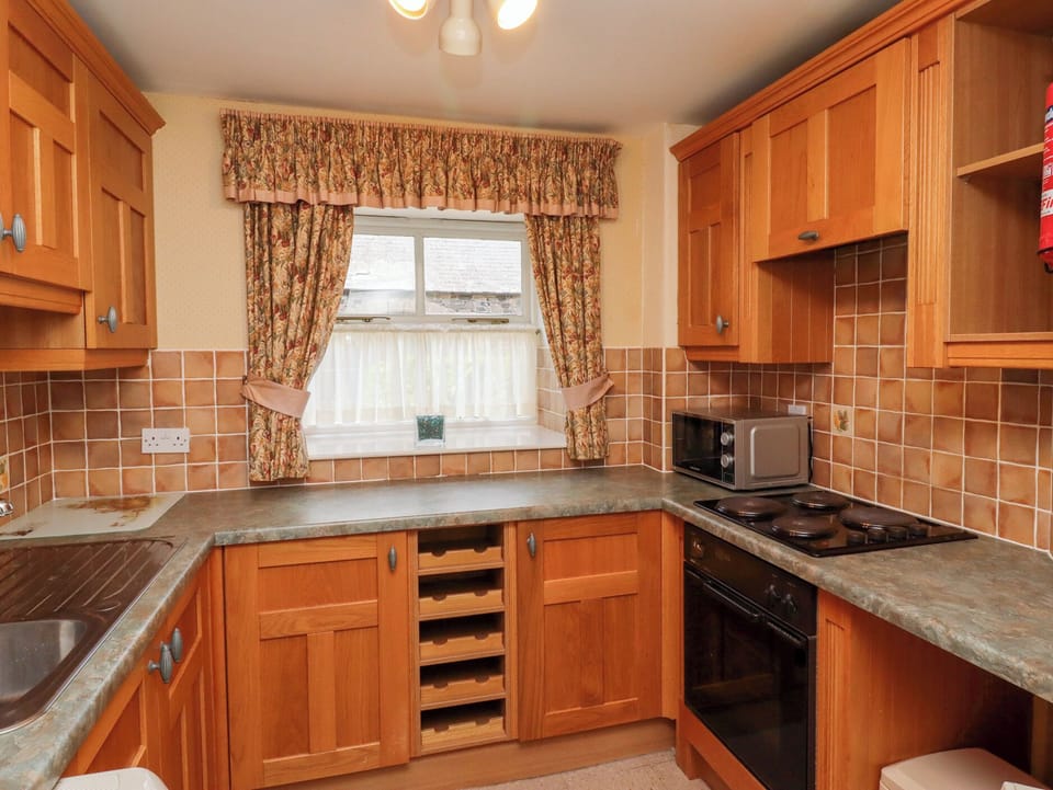 Cottage | Private kitchen | Fridge, microwave, cookware/dishes/utensils