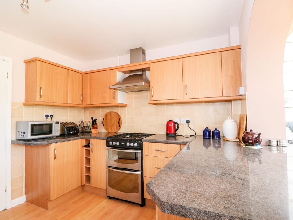 Cottage | Private kitchen | Fridge, microwave, dishwasher, electric kettle