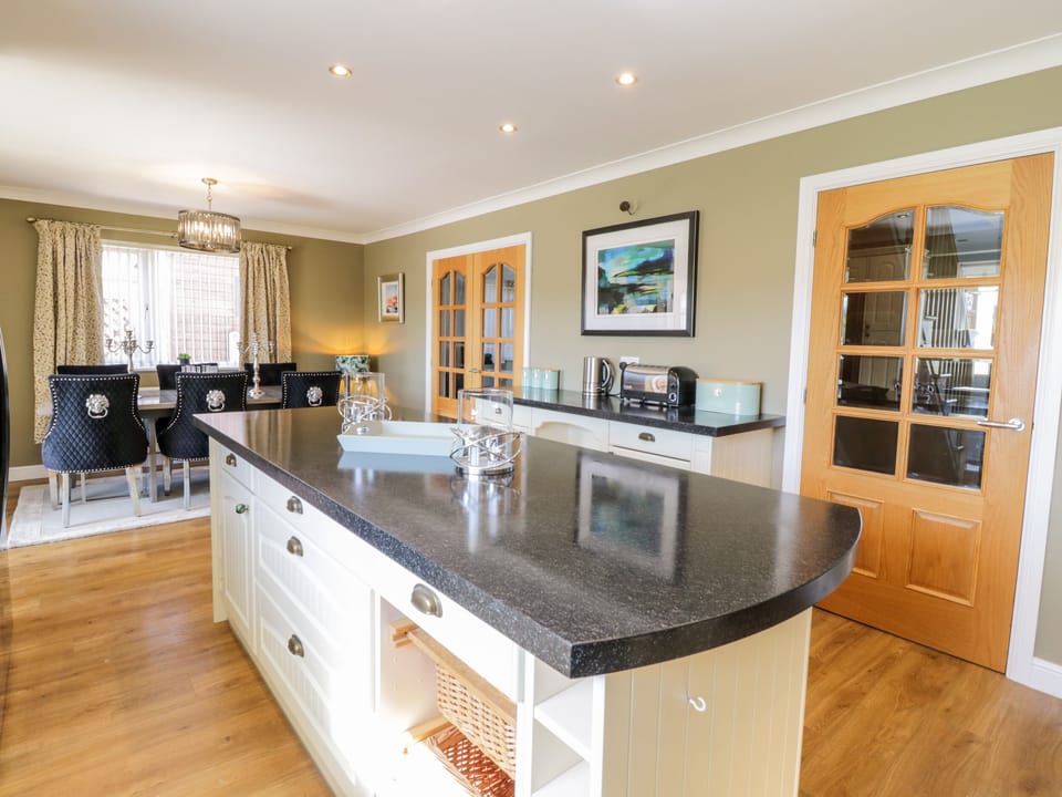 Cottage | Private kitchen | Fridge, dishwasher, electric kettle, toaster