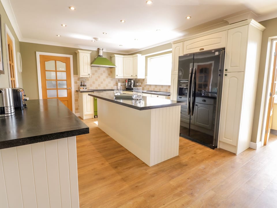 Cottage | Private kitchen | Fridge, dishwasher, electric kettle, toaster