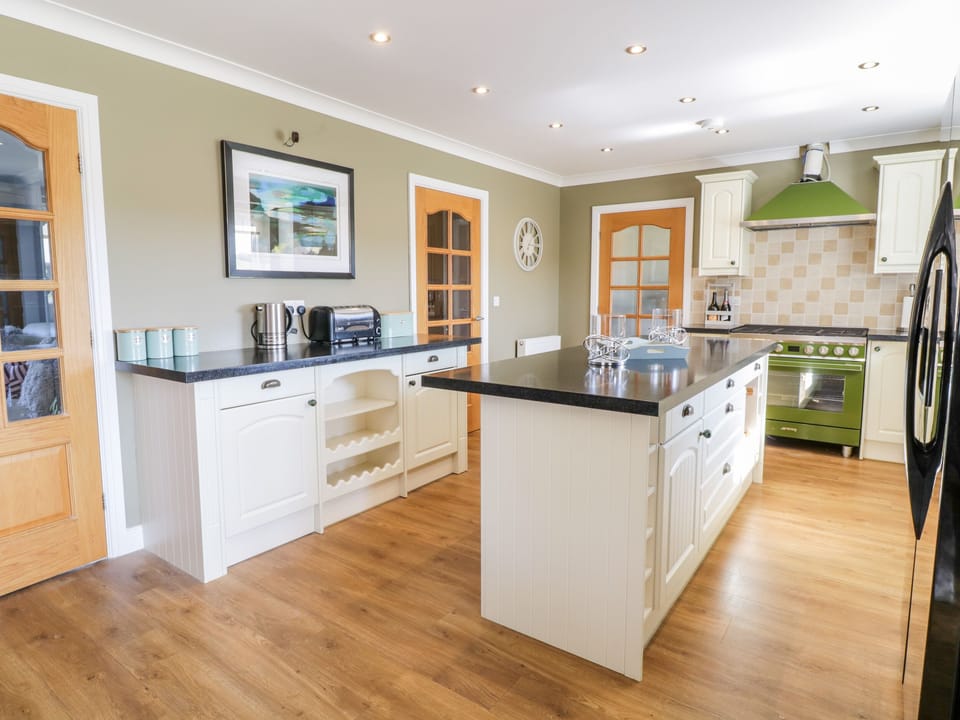 Cottage | Private kitchen | Fridge, dishwasher, electric kettle, toaster