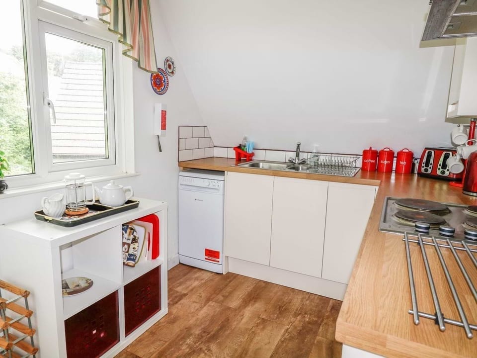 Cottage | Private kitchen | Fridge, dishwasher, electric kettle, toaster