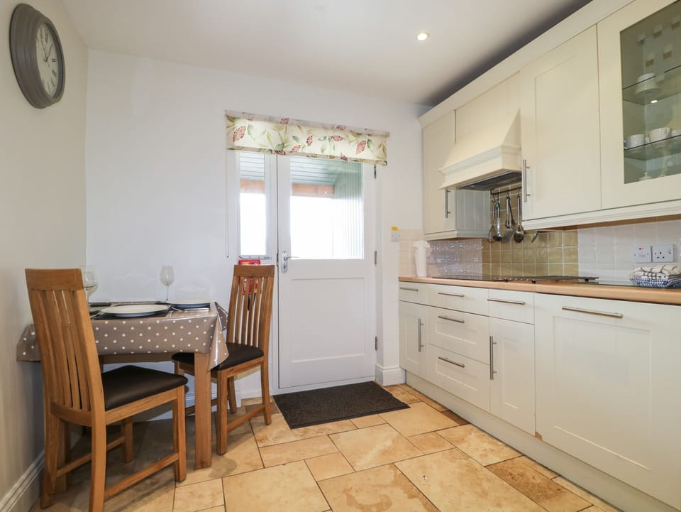Cottage | Private kitchen | Fridge, microwave, dishwasher, electric kettle