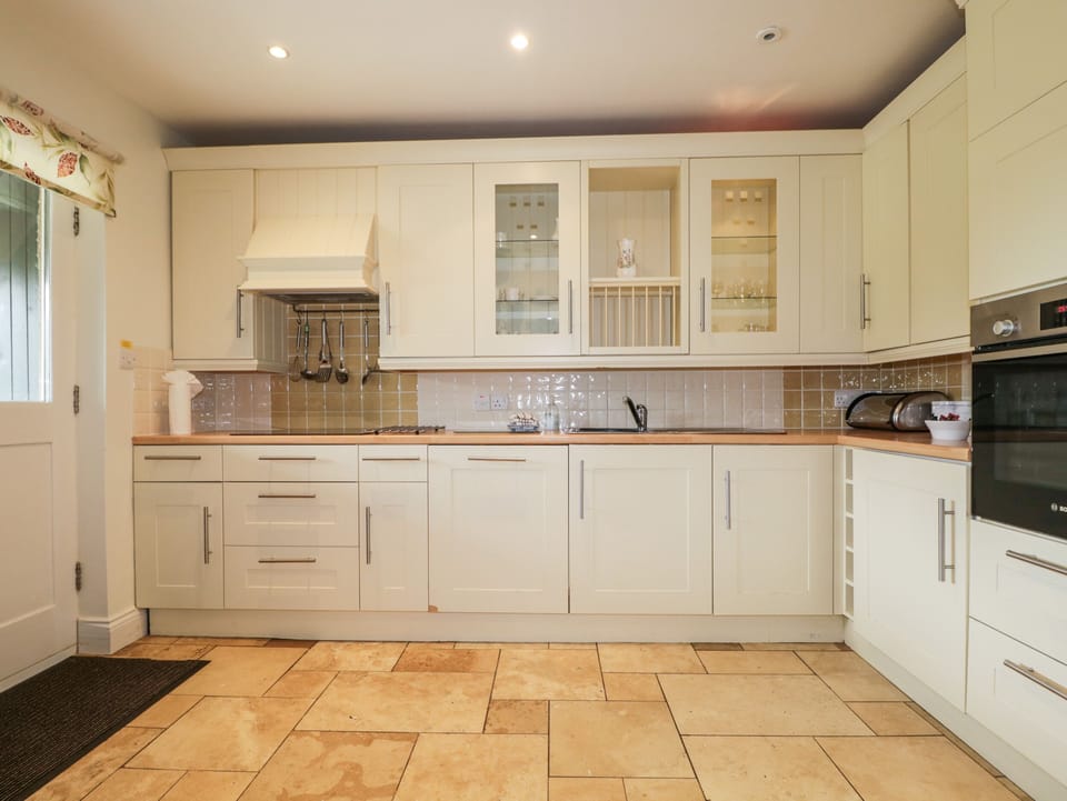 Cottage | Private kitchen | Fridge, microwave, dishwasher, electric kettle