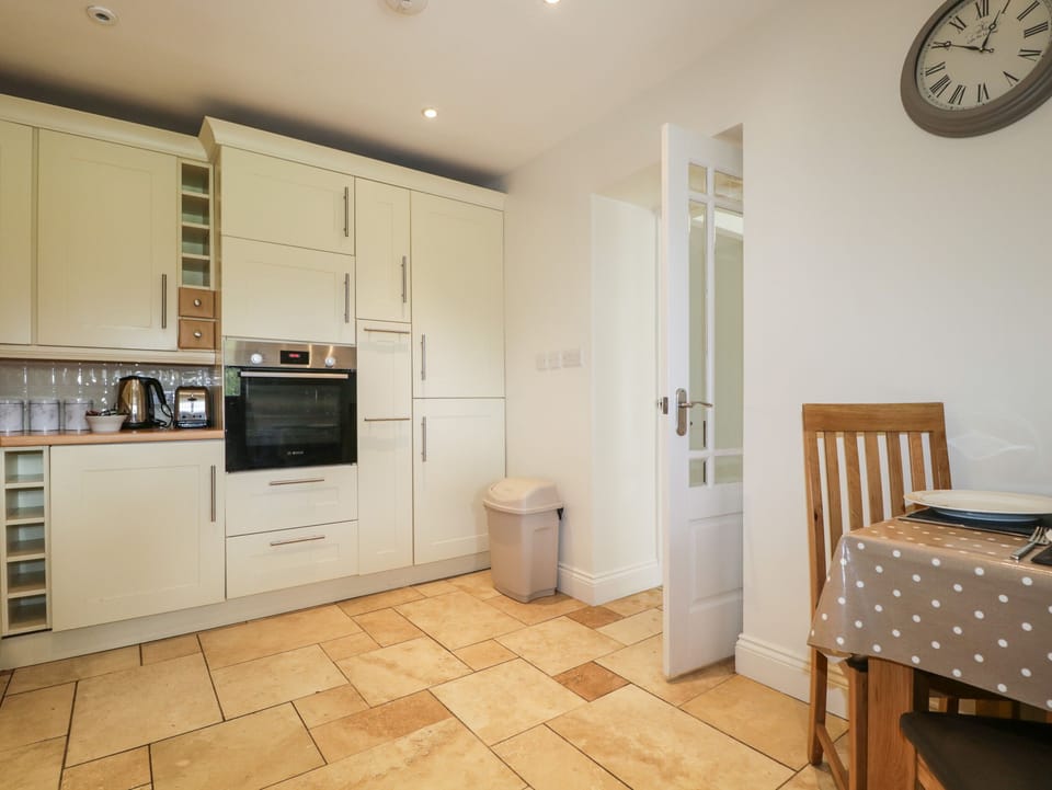 Cottage | Private kitchen | Fridge, microwave, dishwasher, electric kettle