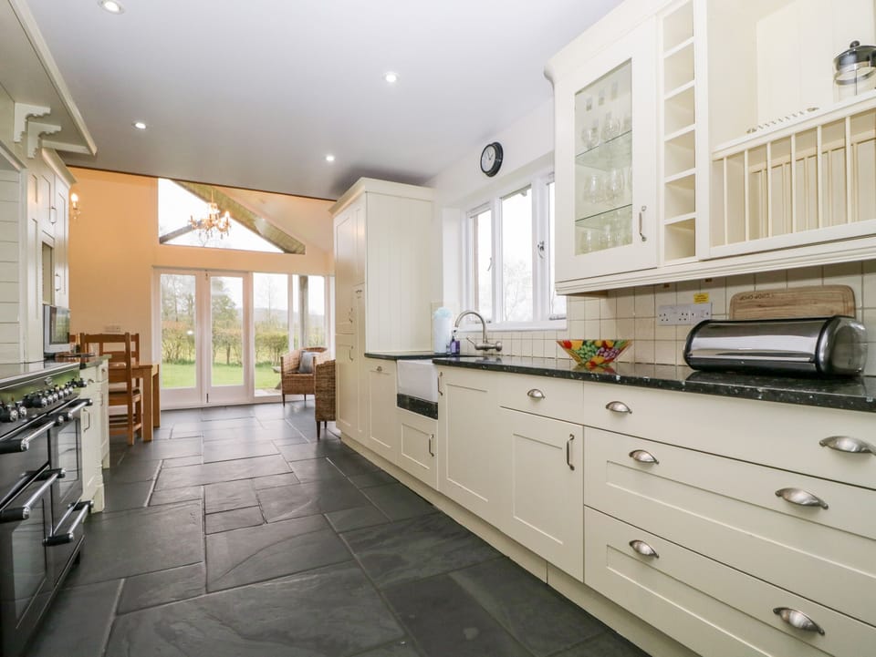Cottage | Private kitchen | Fridge, dishwasher, electric kettle, toaster