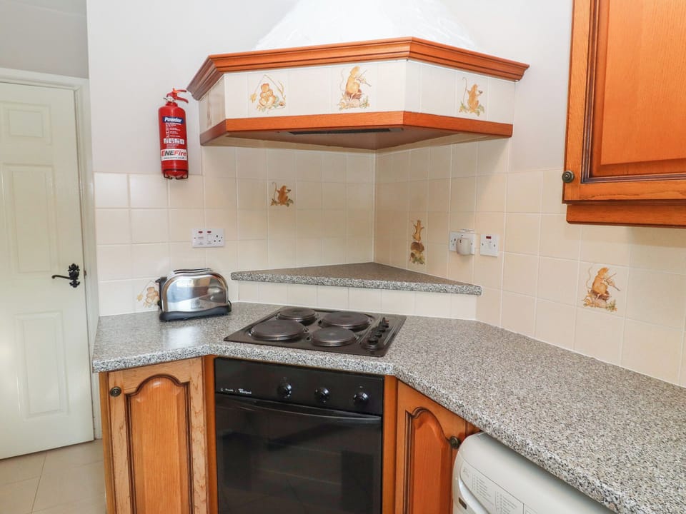 Cottage | Private kitchen | Fridge, microwave, electric kettle, toaster