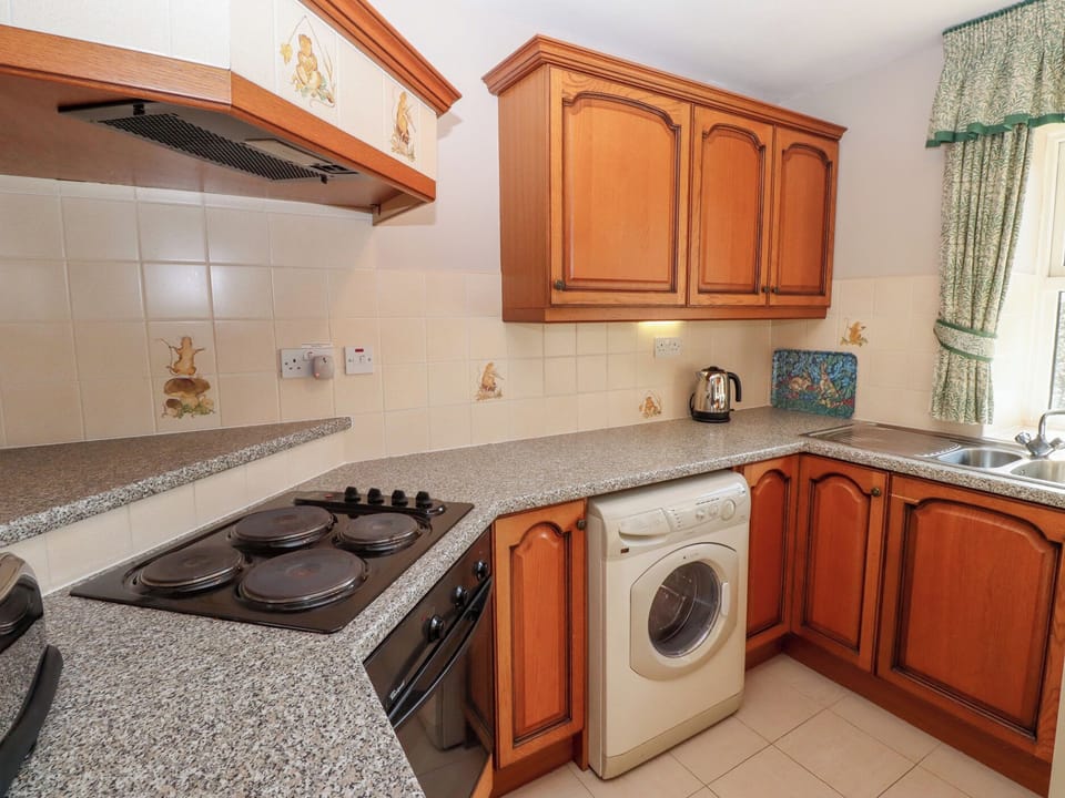 Cottage | Private kitchen | Fridge, microwave, electric kettle, toaster