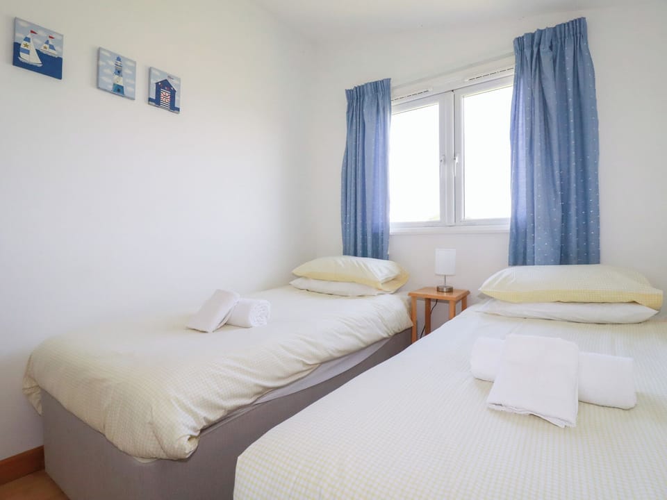 Cottage | 2 bedrooms, individually decorated, individually furnished