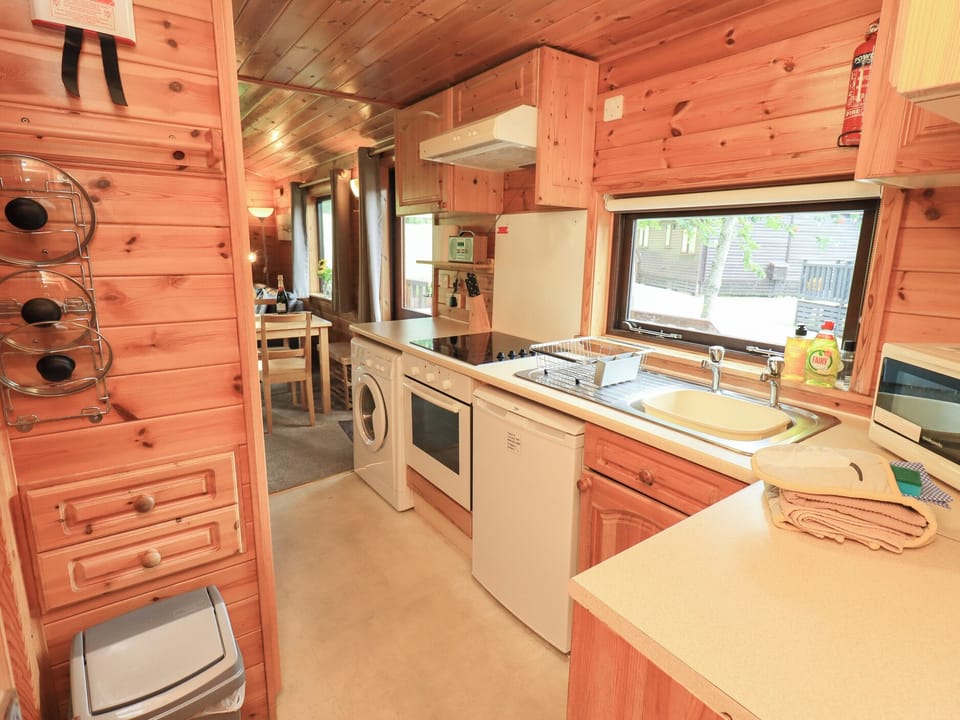 Cottage | Private kitchen | Fridge, microwave, dishwasher, cookware/dishes/utensils
