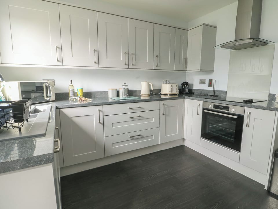 Cottage | Private kitchen | Fridge, microwave, dishwasher, electric kettle
