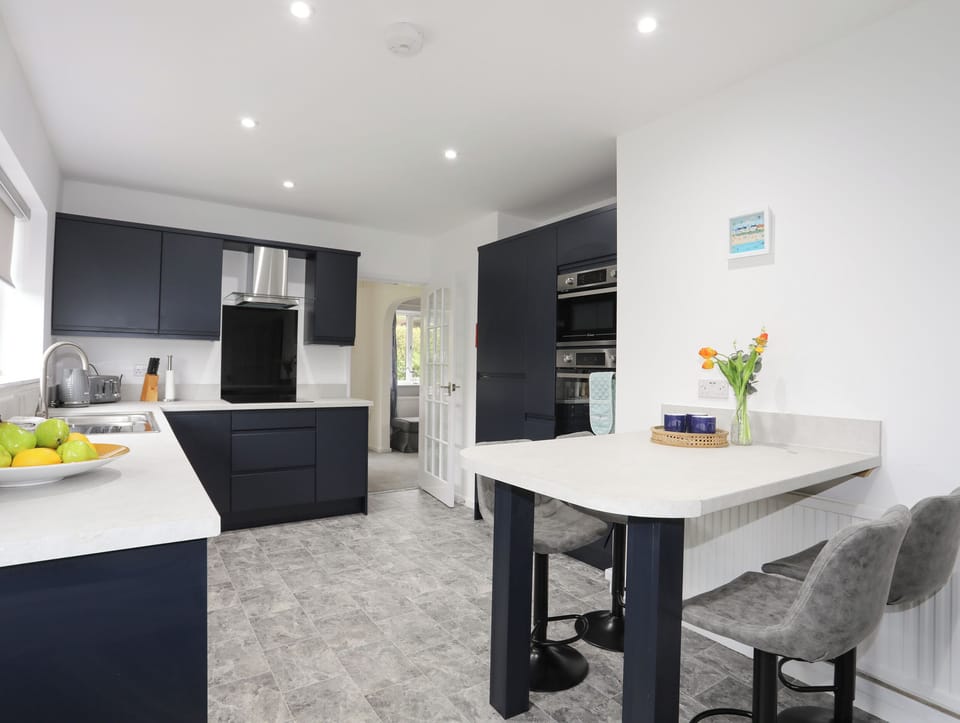 Cottage | Dining