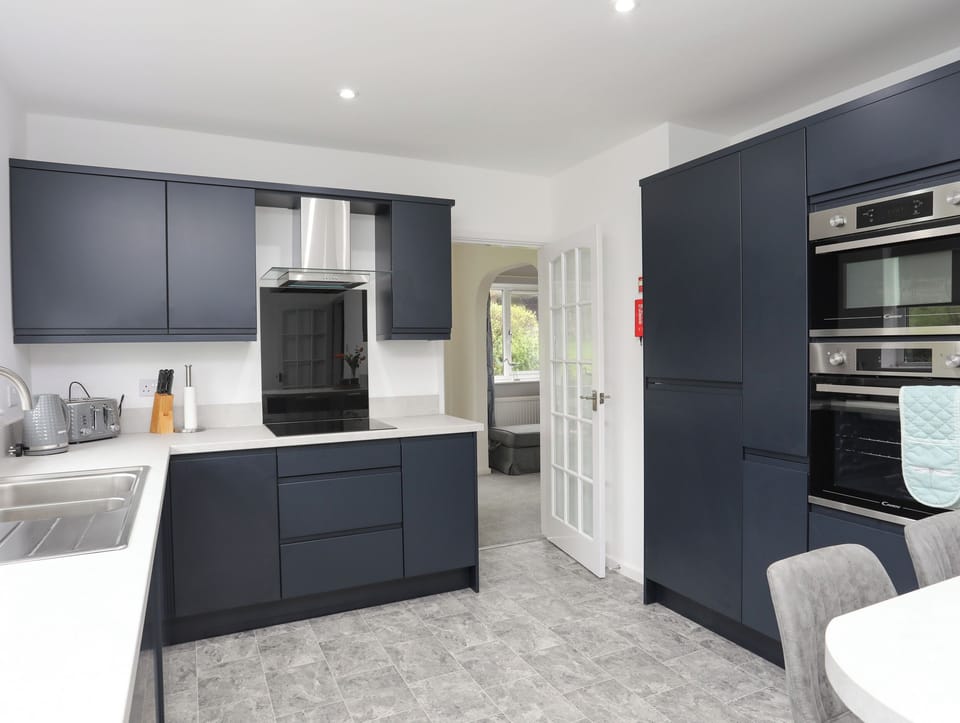 Cottage | Private kitchen | Fridge, microwave, dishwasher, electric kettle