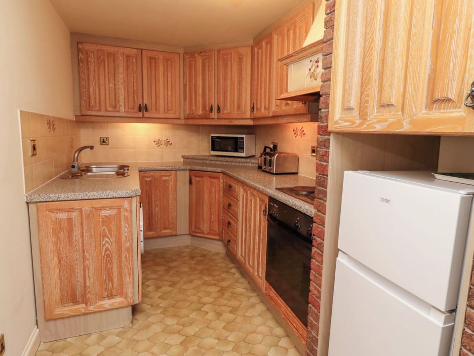 Cottage | Private kitchen | Fridge, microwave, electric kettle, toaster