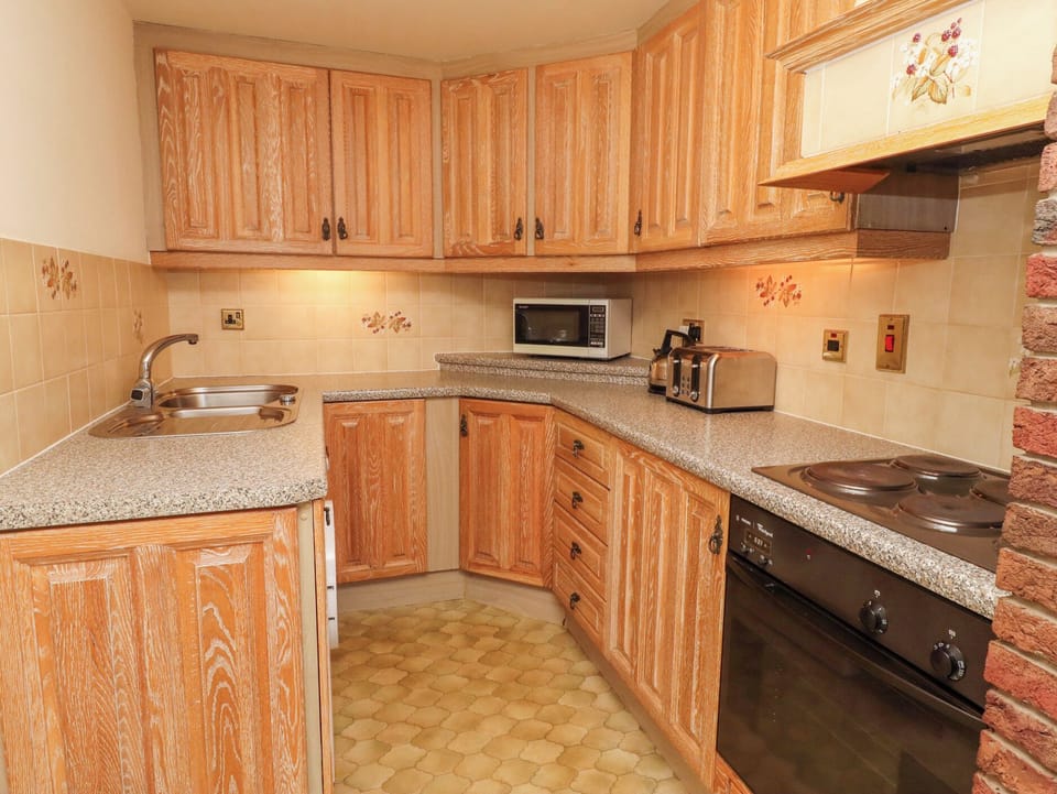 Cottage | Private kitchen | Fridge, microwave, electric kettle, toaster