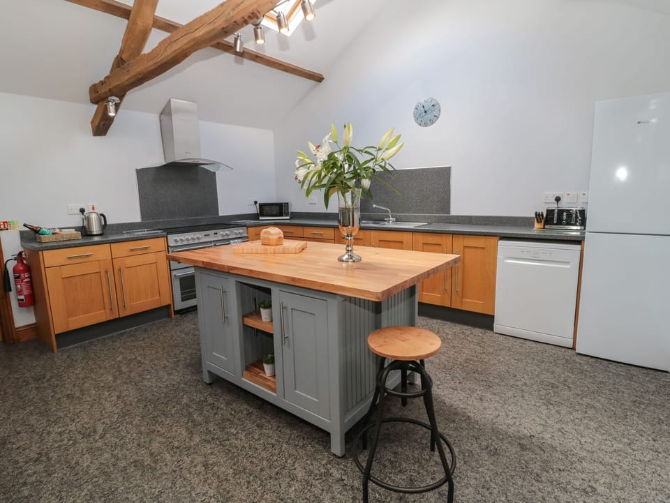 Cottage | Private kitchen | Fridge, dishwasher, electric kettle, toaster