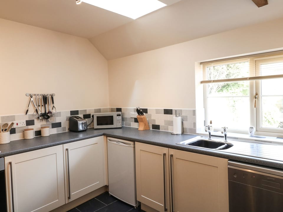 Cottage | Private kitchen | Fridge, microwave, dishwasher, electric kettle