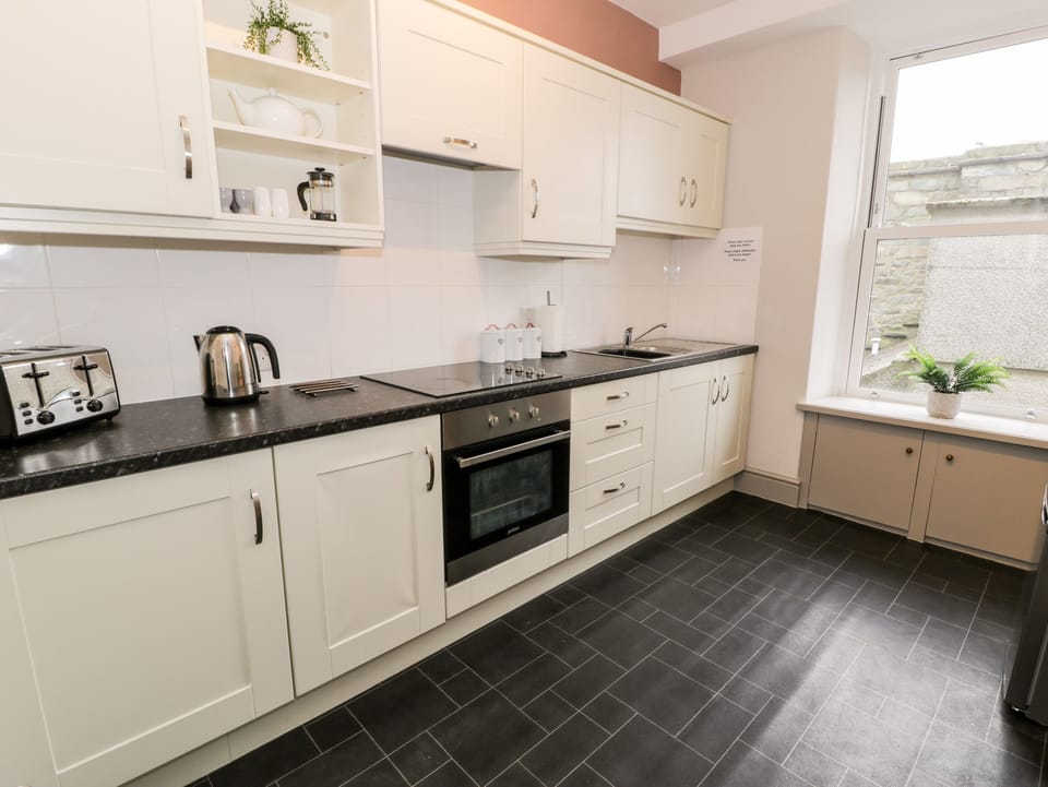 Cottage | Private kitchen | Fridge, dishwasher, electric kettle, toaster