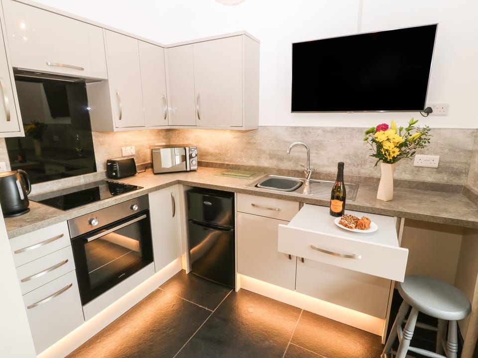 Cottage | Private kitchen | Fridge, electric kettle, toaster, cookware/dishes/utensils