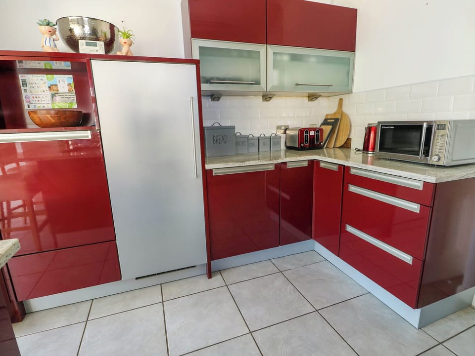 Cottage | Private kitchen | Fridge, electric kettle, toaster, cookware/dishes/utensils