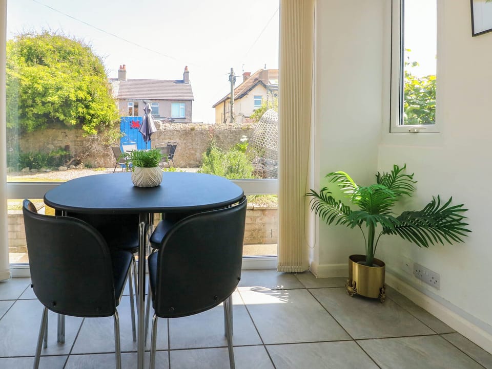 Cottage | Dining