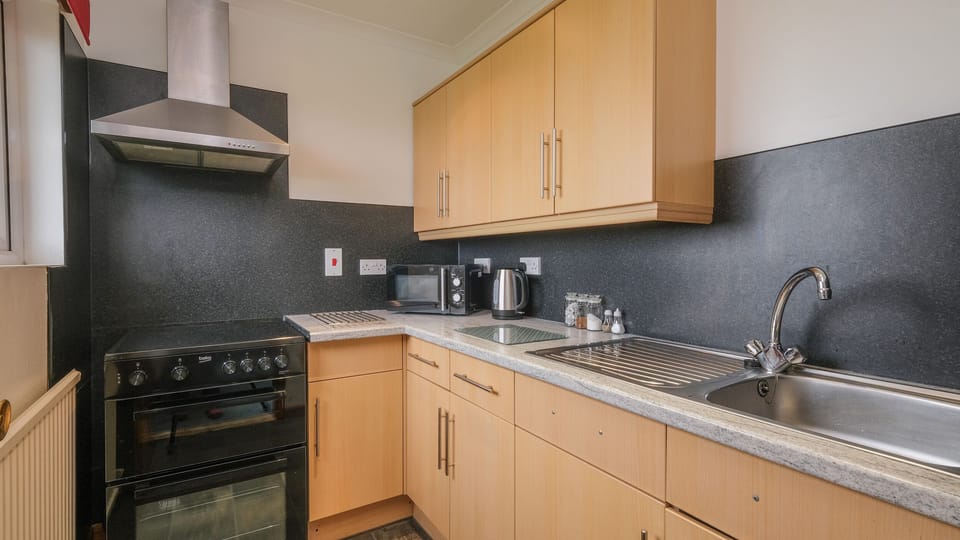 Cottage | Private kitchen | Fridge, microwave, dishwasher, electric kettle