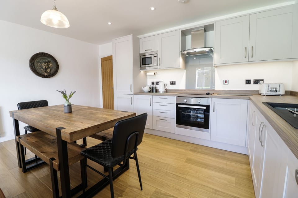 Cottage | Private kitchen | Fridge, dishwasher, electric kettle, cookware/dishes/utensils