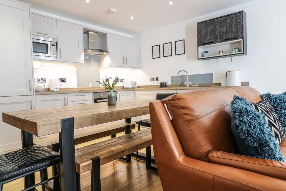 Cottage | Private kitchen | Fridge, dishwasher, electric kettle, cookware/dishes/utensils