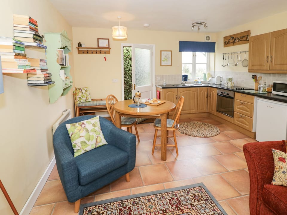 Cottage | Private kitchen | Fridge, microwave, electric kettle, toaster