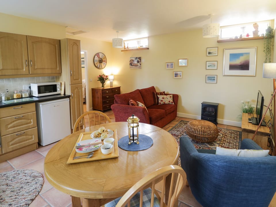 Cottage | Dining