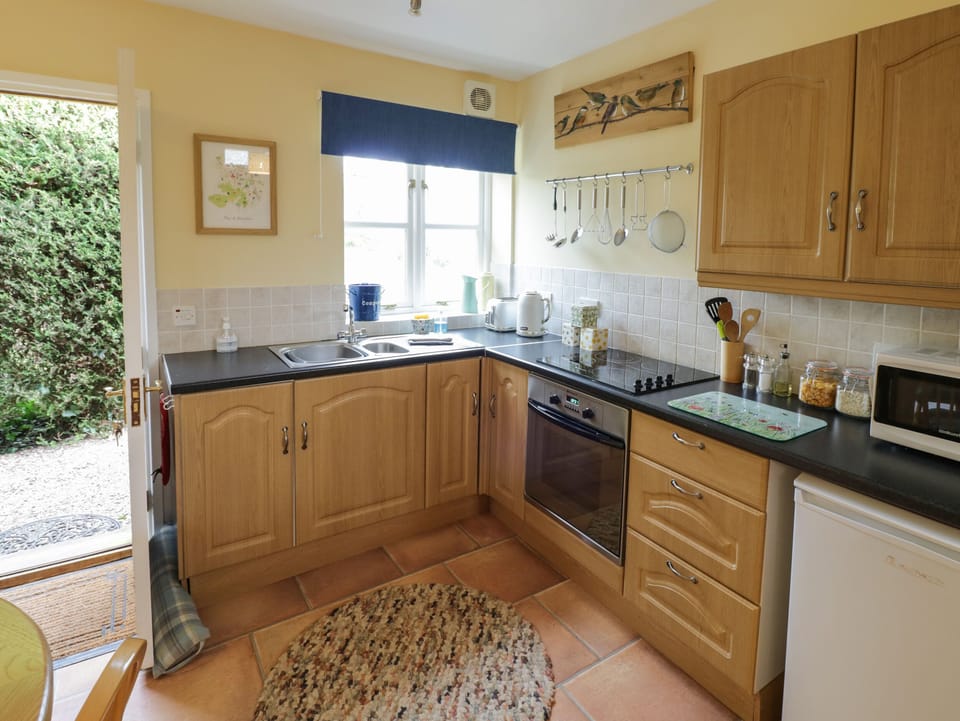 Cottage | Private kitchen | Fridge, microwave, electric kettle, toaster