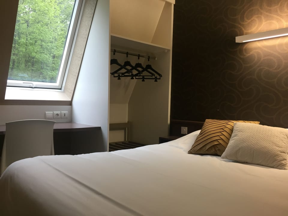 Double Room | Desk, free WiFi, bed sheets
