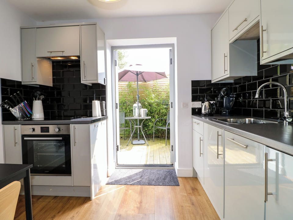 Cottage | Private kitchen | Fridge, microwave, dishwasher, electric kettle