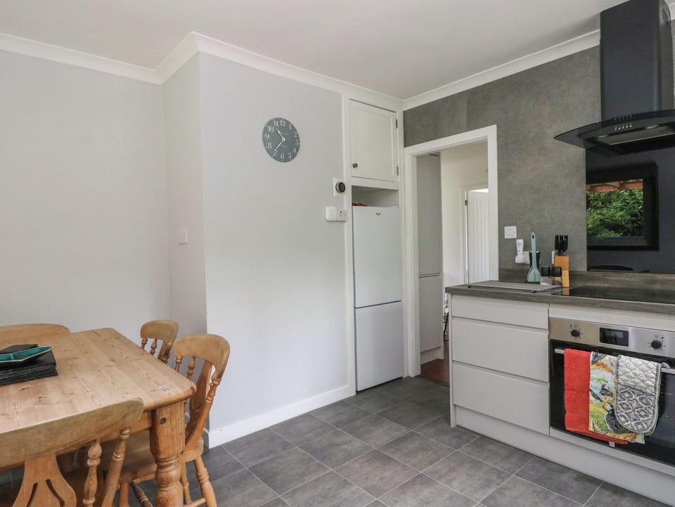 Cottage | Private kitchen | Fridge, dishwasher, electric kettle, toaster