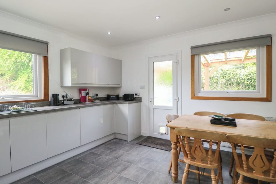 Cottage | Dining